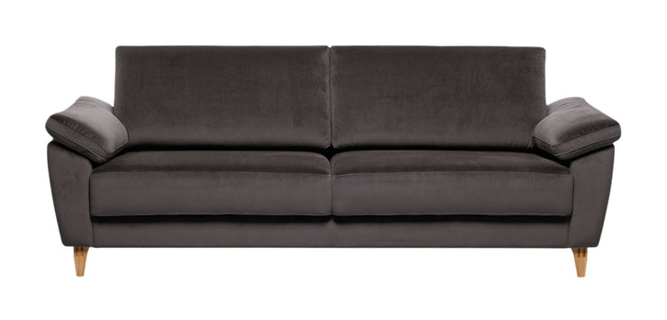 Monika 3-istuttava sohva Luxor 84 -kangasverhoilulla ja puujaloilla.
