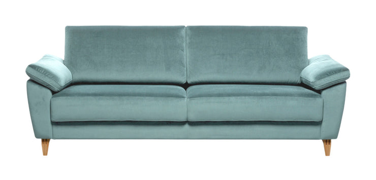 Monika 3-istuttava sohva Luxor 97 -kangasverhoilulla ja puujaloilla.