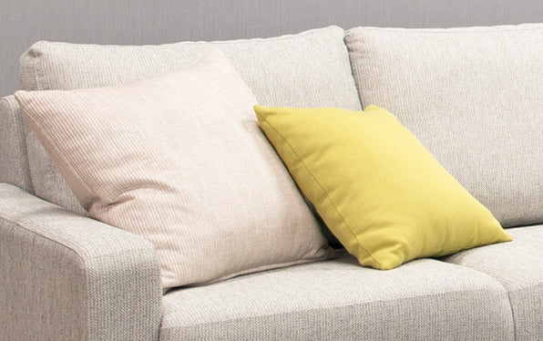 Monika-modulisohvamalliston koristetyynyllä kruunaat sohvakokonaisuuden.