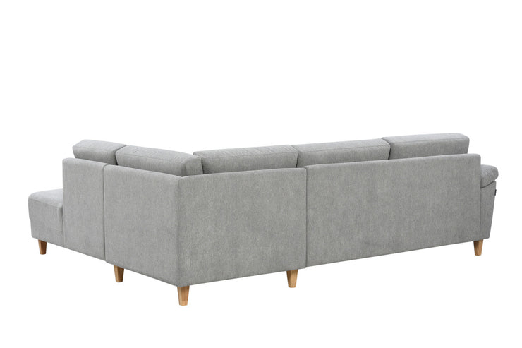  Monika-sohva on verhoiltu siististi myös sivuilta ja taustasta. Tämä mahdollistaa sohvan sijoittamisen myös keskelle huonetta.