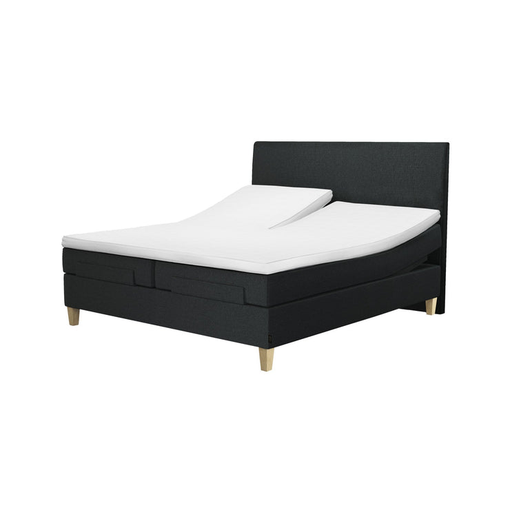 Kuvassa on Jensen Nova Max Aqtive II -moottorisänkypaketti mustalla verhoiluvärillä, 14 cm korkeilla nelikulmaisilla luonnonvärisillä tammijaloilla, yhtenäisellä yläpäästään halkaistulla Split -sijauspatjalla ja Lyra Plus -sängynpäädyllä. Stemma-myymälässä sinulla on mahdollisuus kokeilla eri vaihtoehtoja ja räätälöidä juuri tarpeisiisi sopiva sänkykokokonaisuus.