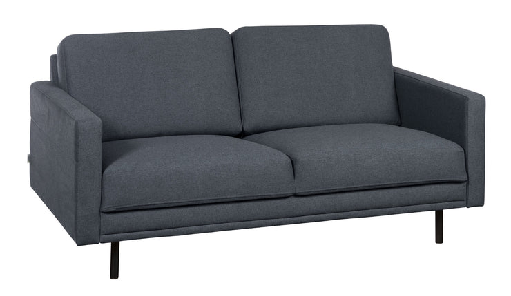 Nauvo 2-istuttava sohva tummansinisellä Stella 53 -verhoilulla ja mustilla metallijaloilla. Sohvan käsinojien sivuilla on raitaompeleet.