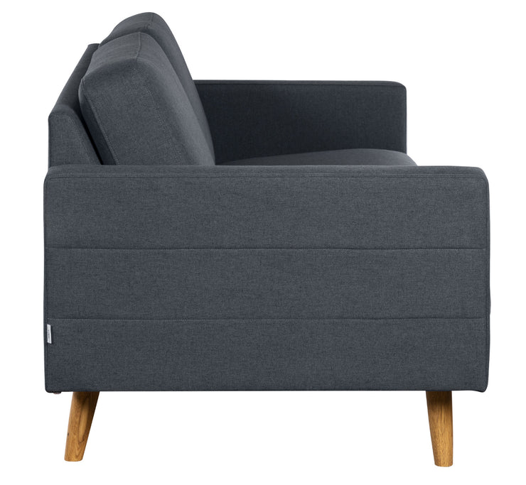 Nauvo 2-istuttava sohva tummansinisellä Stella 53 -verhoilulla ja luonnonvärisillä puujaloilla. Sohvan käsinojien sivuilla on raitaompeleet.
