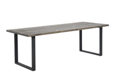 Venla-lankkupöytä 200 x 90 cm / 220 x 90 cm harmaalla mäntykannella ja suorilla mustilla metallijaloilla.