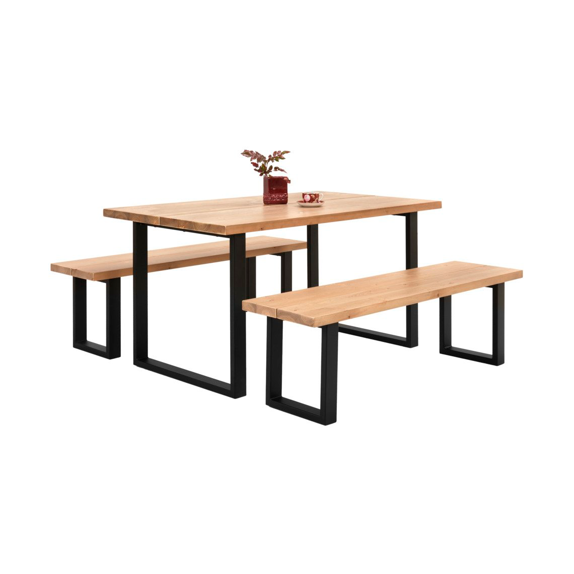 Venla-lankkupöytä 150 x 90 cm ja kaksi 150 cm Venla-penkkiä antiikinruskealla kansivärillä ja suorilla mustilla metallijaloilla.