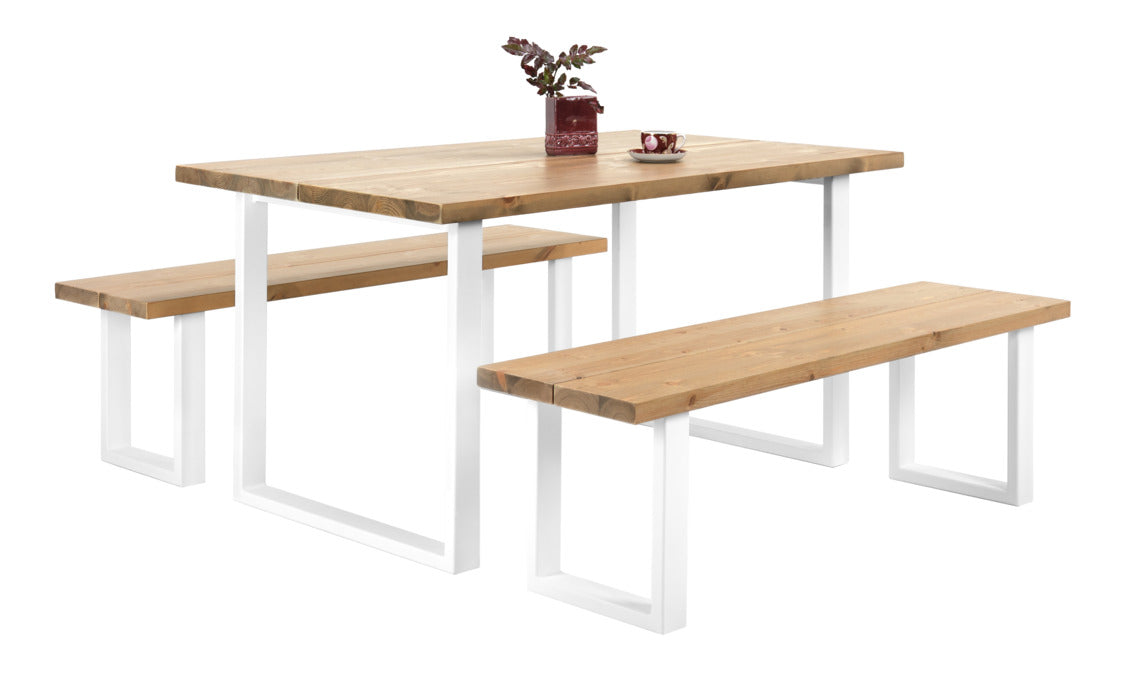 Venla-lankkupöytä 150 x 90 cm ja kaksi 150 cm Venla-penkkiä antiikinruskealla kansivärillä ja suorilla valkoisilla metallijaloilla.