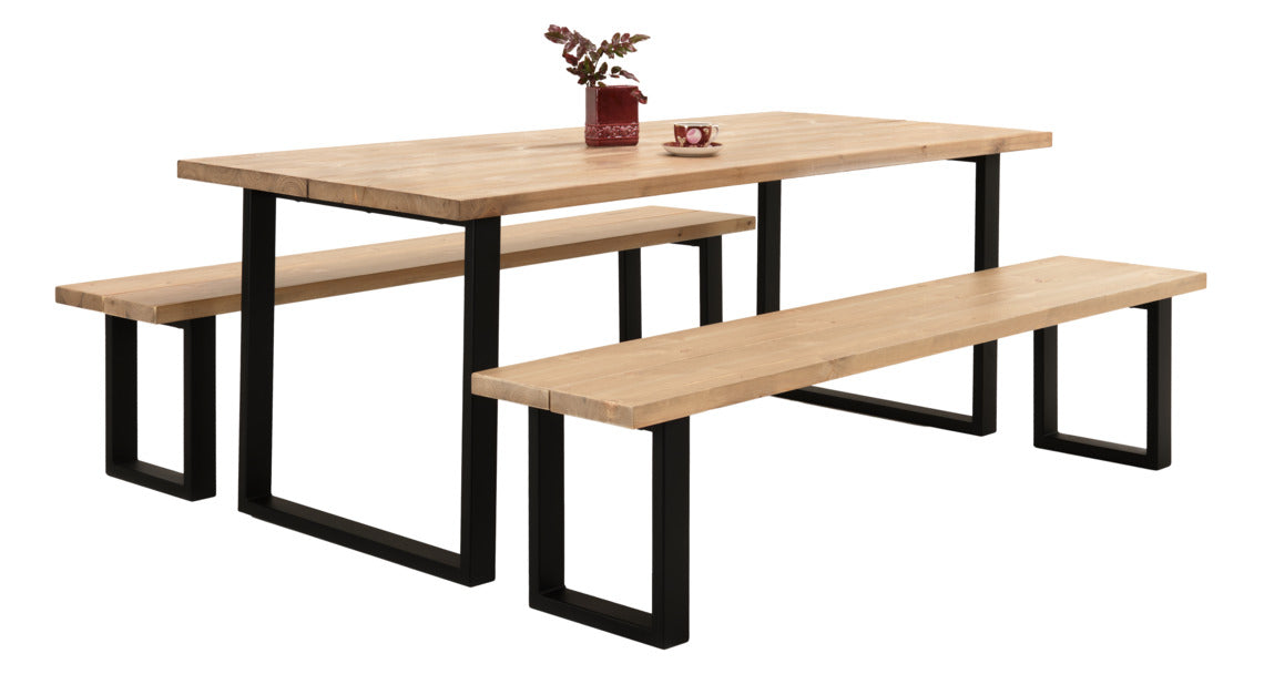 Venla-lankkupöytä 200 x 90 cm ja kaksi 200 cm Venla-penkkiä antiikinruskealla kansivärillä ja suorilla mustilla metallijaloilla.