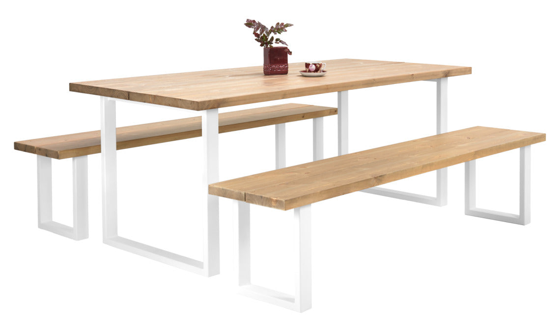 Venla-lankkupöytä 200 x 90 cm ja kaksi 200 cm Venla-penkkiä antiikinruskealla kansivärillä ja suorilla valkoisilla metallijaloilla.