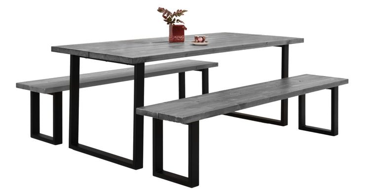Venla-lankkupöytä 200 x 90 cm ja kaksi 200 cm Venla-penkkiä harmaalla kansivärillä ja suorilla mustilla metallijaloilla.