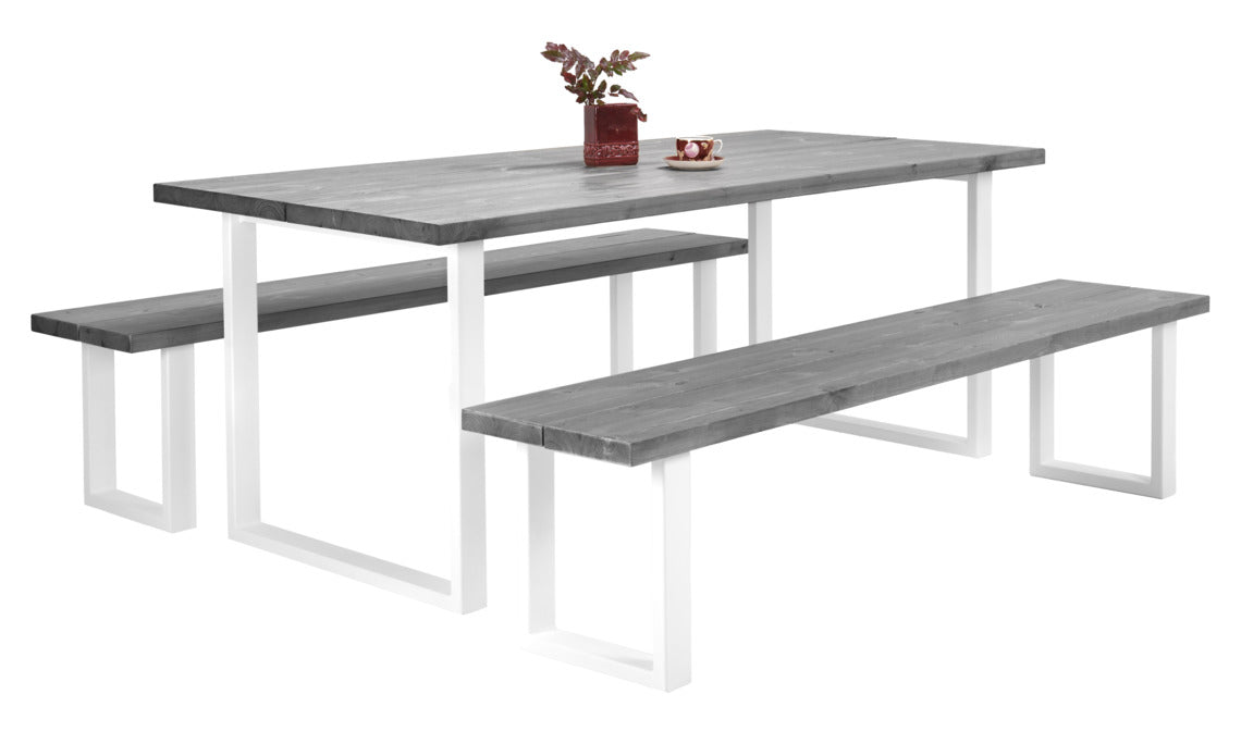 Venla-lankkupöytä 200 x 90 cm ja kaksi 200 cm Venla-penkkiä harmaalla kansivärillä ja suorilla valkoisilla metallijaloilla.