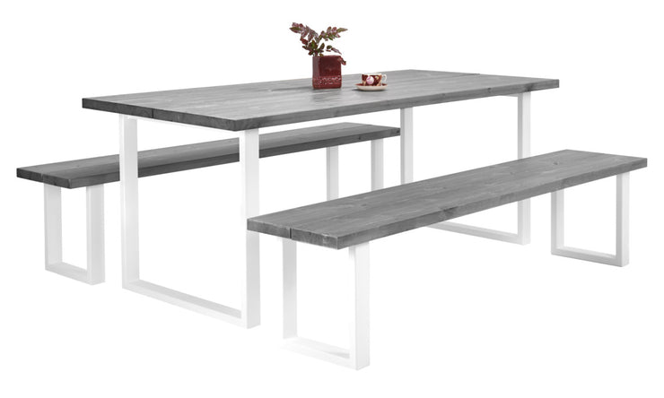 Venla-lankkupöytä 200 x 90 cm ja kaksi 200 cm Venla-penkkiä harmaalla kansivärillä ja suorilla valkoisilla metallijaloilla.