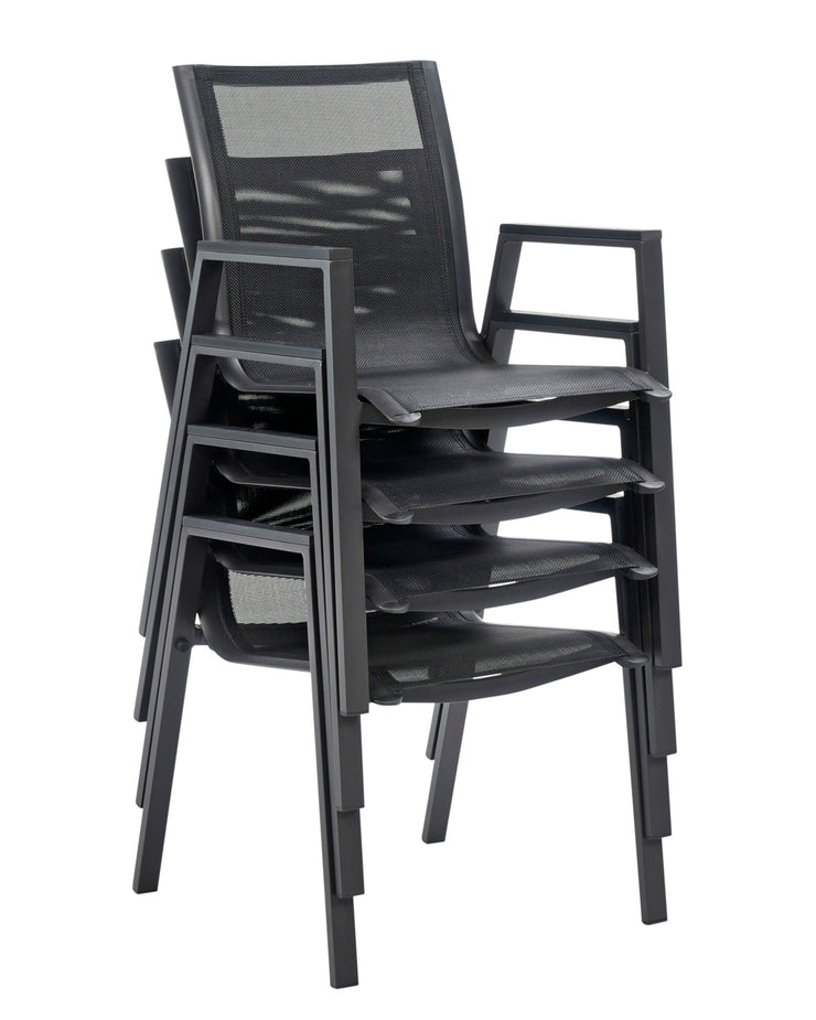 Nauvo-tuolit voidaan pinota ja näin säästää tilaa talvisäilytyksessä. Kuvan tuolit ovat mustia.