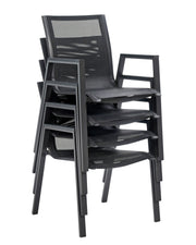Nauvo-tuolit voidaan pinota ja näin säästää tilaa talvisäilytyksessä. Kuvan tuolien väri musta.