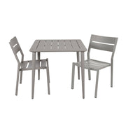 Kuvassa on hiekanväriset Nimes-ruokapöytä 78 x 78 cm ja erikseen myytävät Delia-tuolit.
