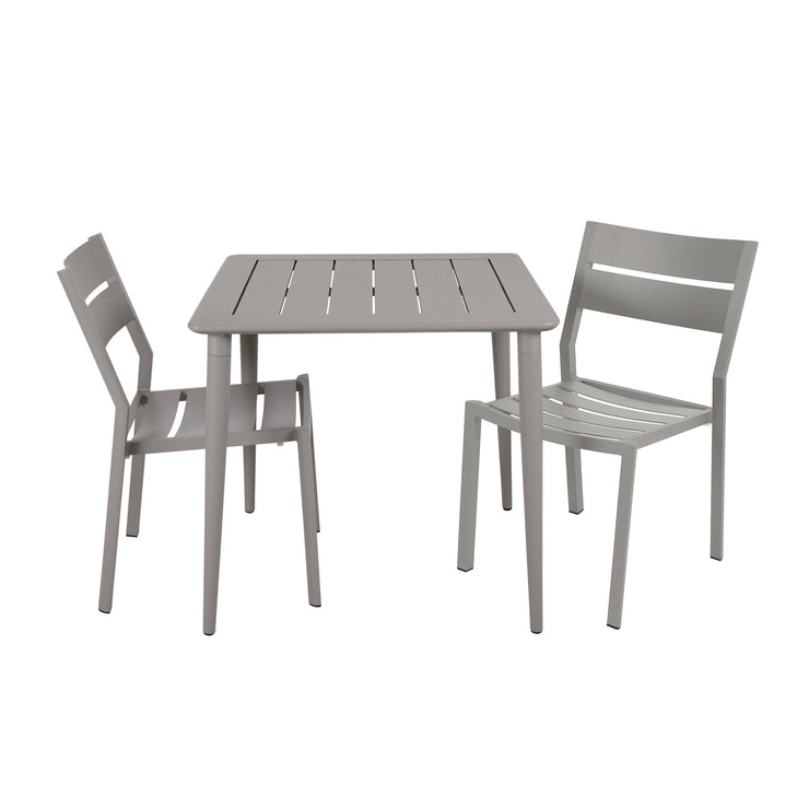 Kuvassa on hiekanväriset Delia-tuolit erikseen myytävän Nimes-pöydän kanssa.