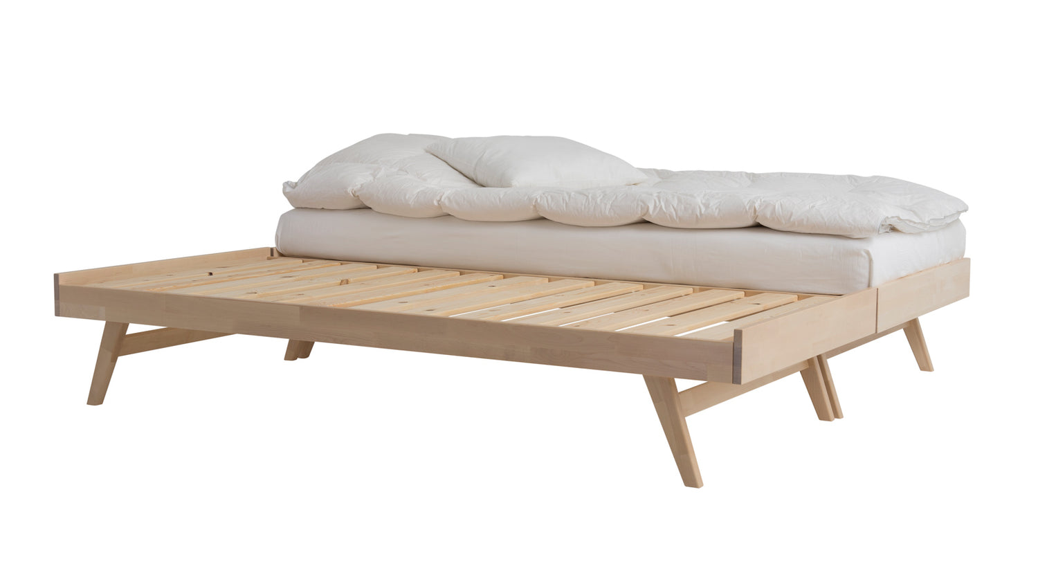 Kaksi Notte-runkosänkyä vierekkäin parisänkynä. Luonnonvärinen Notte-runkosänky on lakattua koivua. Kuvassa olevat patja ja petivaatteet eivät kuulu sängyn hintaan, ne myydään erikseen.