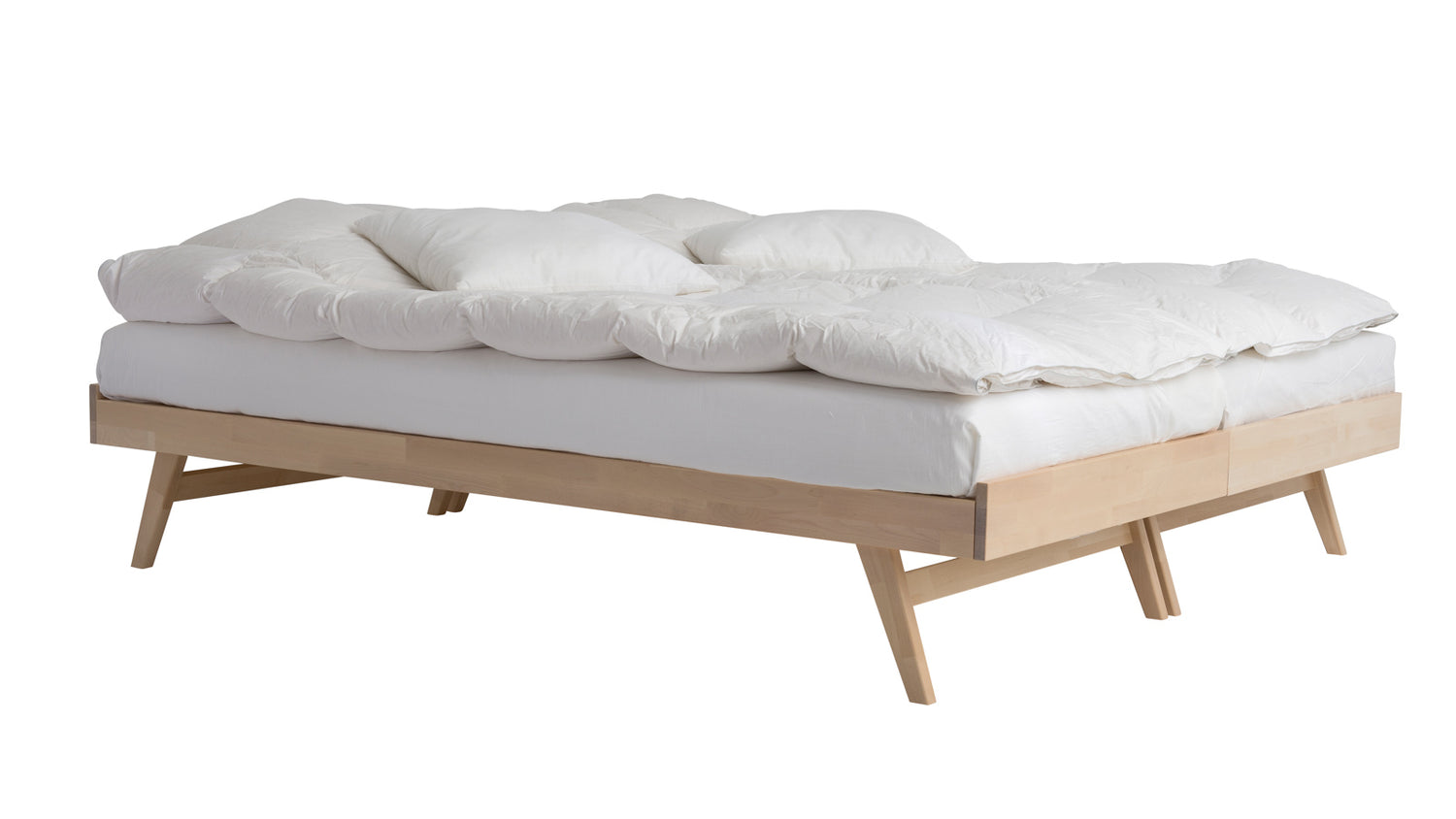 Kaksi Notte-runkosänkyä vierekkäin parisänkynä. Luonnonvärinen Notte-runkosänky on lakattua koivua. Kuvassa olevat patja ja petivaatteet eivät kuulu sängyn hintaan, ne myydään erikseen.