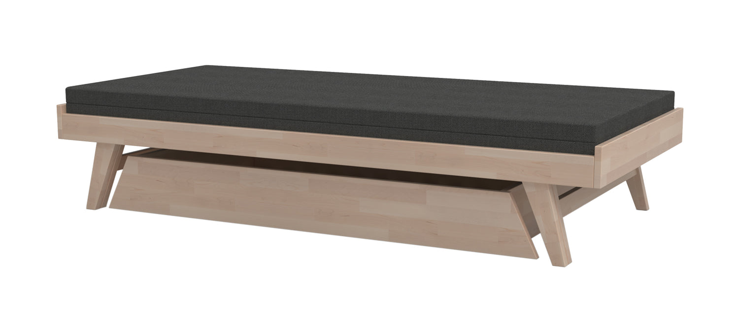 Kuvassa on koivunvärinen Notte-vuodevaatelaatikko Notte 3h -puusohvan alla 190 x 75 cm.