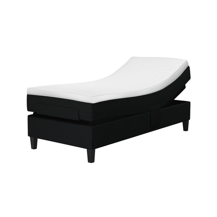 Jensen Nova Max Aqtive II -moottorisängyn musta verhoiluväri ja nelikulmaiset 14 cm korkeat tammijalat. Sleep 1 -sijauspatja ja jalat sisältyvät hintaan.