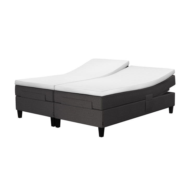Jensen Nova Max Aqtive II -moottorisängyn tummanharmaa verhoiluväri ja nelikulmaiset 14 cm korkeat mustat tammijalat. Sleep 1 -sijauspatjat ja jalat sisältyvät hintaan.