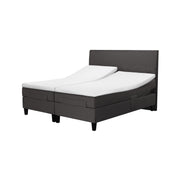 Jensen Nova Max Aqtive II -moottorisängyn tummanharmaa verhoiluväri ja nelikulmaiset 14 cm korkeat mustat tammijalat. Sleep 1 -sijauspatjat ja jalat sisältyvät hintaan. Lyra Plus -sängynpääty myydään erikseen.
