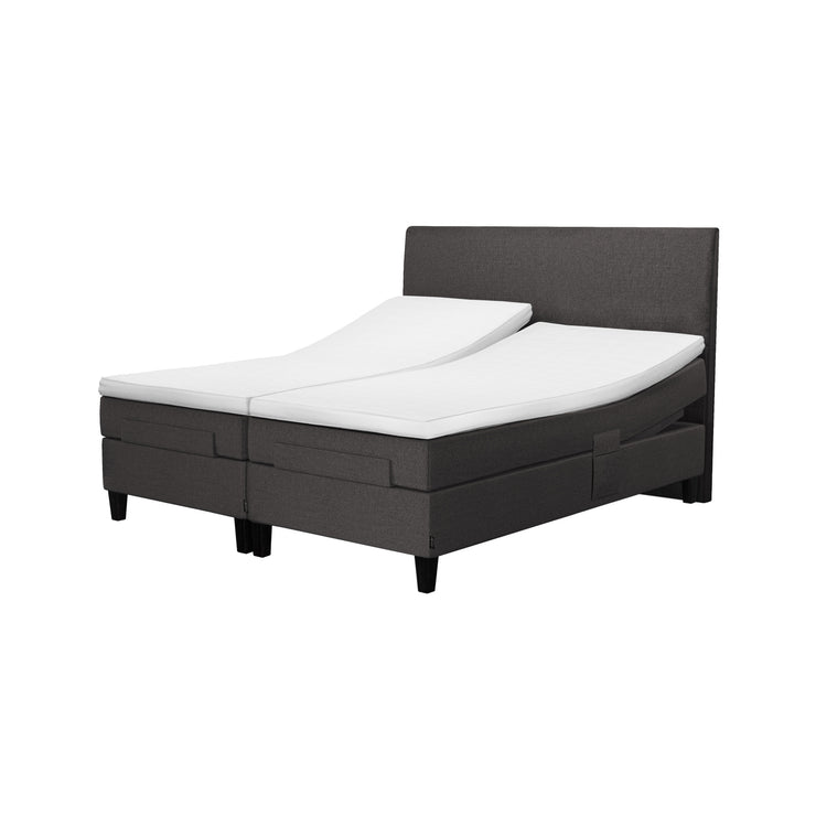 Jensen Nova Max Aqtive II -moottorisängyn tummanharmaa verhoiluväri ja nelikulmaiset 14 cm korkeat mustat tammijalat. Sleep 1 -sijauspatjat ja jalat sisältyvät hintaan. Lyra Plus -sängynpääty myydään erikseen.