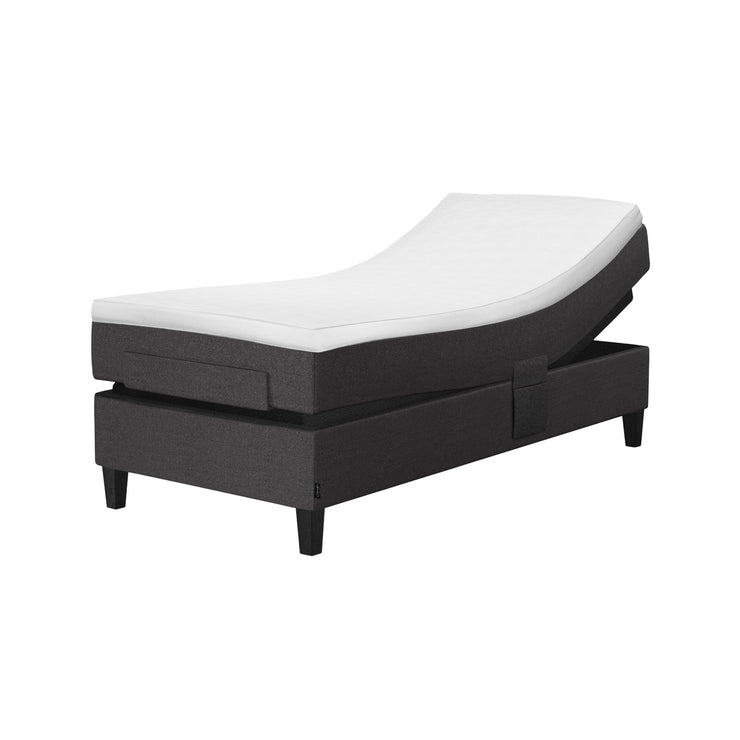 Jensen Nova Max Aqtive II -moottorisängyn tummanharmaa verhoiluväri ja nelikulmaiset 14 cm korkeat mustat tammijalat. Sleep 1 -sijauspatja ja jalat sisältyvät hintaan.