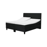 Jensen Nova Max Aqtive II -moottorisängyn musta verhoiluväri ja nelikulmaiset 14 cm korkeat mustat tammijalat. Sleep 1 -sijauspatjat ja jalat sisältyvät hintaan. Lyra Plus -sängynpääty myydään erikseen.