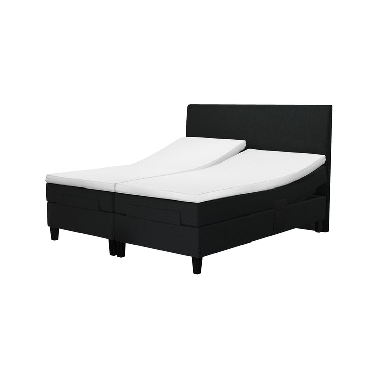 Jensen Nova Max Aqtive II -moottorisängyn musta verhoiluväri ja nelikulmaiset 14 cm korkeat mustat tammijalat. Sleep 1 -sijauspatjat ja jalat sisältyvät hintaan. Lyra Plus -sängynpääty myydään erikseen.
