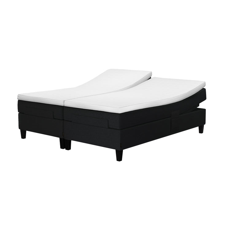 Jensen Nova Max Aqtive II -moottorisängyn musta verhoiluväri ja nelikulmaiset 14 cm korkeat tammijalat. Sleep 1 -sijauspatjat ja jalat sisältyvät hintaan.