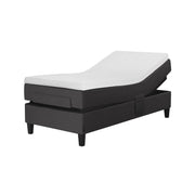 Jensen Nova Max Aqtive II -moottorisängyn tummanharmaa verhoiluväri ja nelikulmaiset 14 cm korkeat mustat tammijalat. TempSmart -sijauspatja ja jalat sisältyvät hintaan.