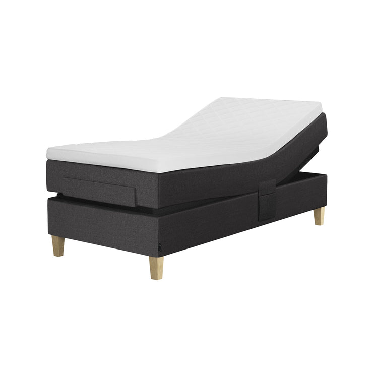 Kuvassa on Jensen Nova Max Aqtive II -moottorisänky tummanharmaalla verhoiluvärillä, 14 cm korkeilla nelikulmaisilla luonnonvärisillä tammijaloilla ja sijauspatjalla. Stemma-myymälässä sinulla on mahdollisuus kokeilla eri vaihtoehtoja ja räätälöidä juuri tarpeisiisi sopiva sänkykokokonaisuus.