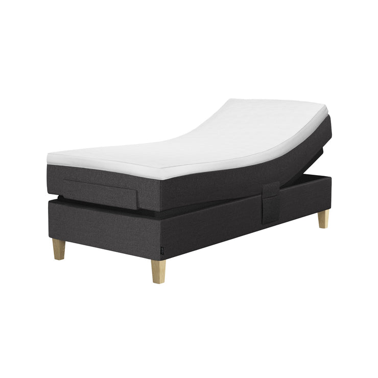Kuvassa on Jensen Nova Max Aqtive II -moottorisänky tummanharmaalla verhoiluvärillä, 14 cm korkeilla nelikulmaisilla luonnonvärisillä tammijaloilla ja sijauspatjalla. Stemma-myymälässä sinulla on mahdollisuus kokeilla eri vaihtoehtoja ja räätälöidä juuri tarpeisiisi sopiva sänkykokokonaisuus.