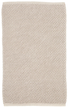 Pampulapintainen Olivia-puuvillamatto pellavanvärisenä. Imukykyinen matto liukumattomalla pohjalla sopii kodin kylpyhuone- ja wc-tiloihin.