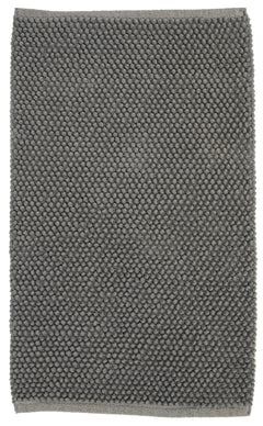 Pampulapintainen Olivia-puuvillamatto tummanharmaana. Imukykyinen matto liukumattomalla pohjalla sopii kodin kylpyhuone- ja wc-tiloihin.