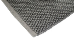 Pehmeä Olivia-matto tummanharmaana. Puuvillamatossa on pampulapinta ja liukumaton pohja.