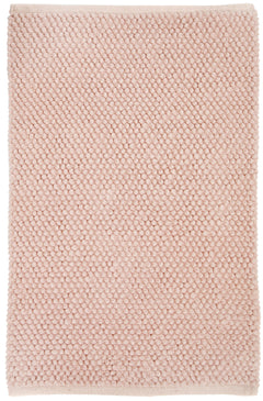 Pampulapintainen Olivia-puuvillamatto roosanvärisenä. Imukykyinen matto liukumattomalla pohjalla sopii kodin kylpyhuone- ja wc-tiloihin.