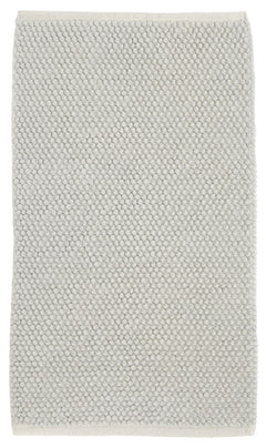 Pampulapintainen Olivia-puuvillamatto vaaleanharmaana. Imukykyinen matto liukumattomalla pohjalla sopii kodin kylpyhuone- ja wc-tiloihin.