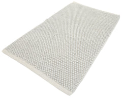 Pehmeä Olivia-matto vaaleanharmaana. Puuvillamatossa on pampulapinta ja liukumaton pohja.