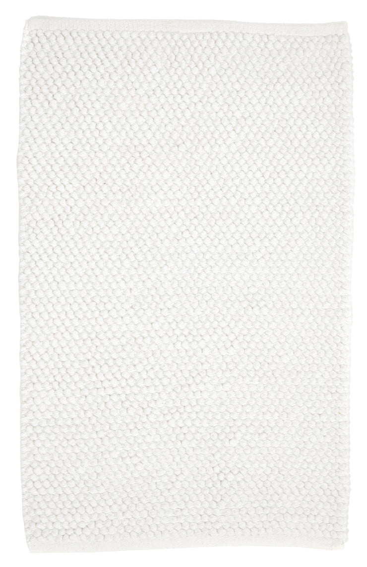 Pampulapintainen Olivia-puuvillamatto valkoisena. Imukykyinen matto liukumattomalla pohjalla sopii kodin kylpyhuone- ja wc-tiloihin.