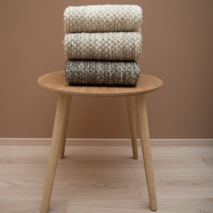 Käsinkudottu villamatto Oona on saatavana luonnollisen pehmeissä sävyissä. Kuvassa maton värit alhaalta katsottuna tummanharmaa, harmaa ja luonnonvalkoinen ylimpänä.