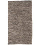 Oona-matto on tiivispintainen ja sileä villamatto, kuvassa tummanharmaa väri.