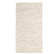Oona-matto on tiivispintainen ja sileä villamatto, kuvassa luonnonvalkoinen väri.