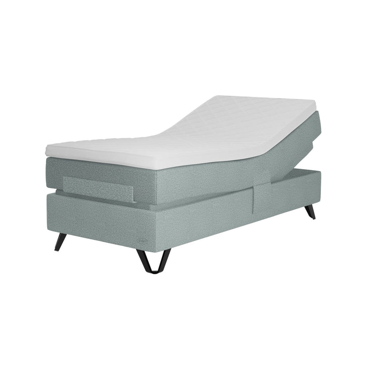 Jensen Opal Aqtive II -säätösänky jäänharmaalla verhoiluvärillä ja 14 cm korkeilla kiillotetuilla mustilla Triangle -jaloilla. Sleep 2 -sijauspatja ja jalat sisältyvät hintaan.