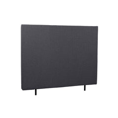 Sileä 120 cm leveä Hilding Original -sängynpääty korokejaloilla antrasiitinvärisenä.