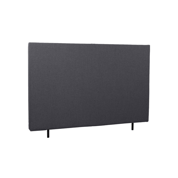 Sileä 160 cm leveä Hilding Original -sängynpääty korokejaloilla antrasiitinvärisenä.