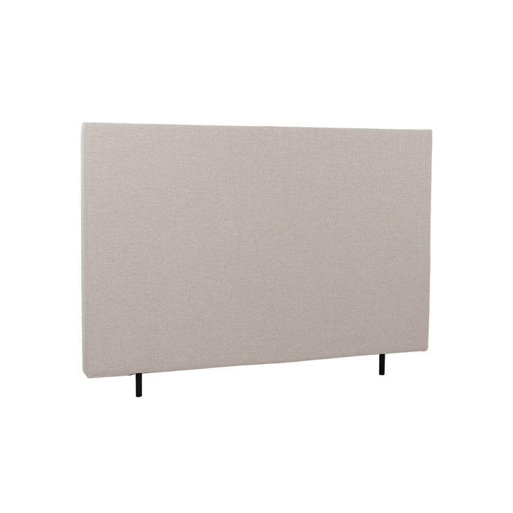 Sileä 160 cm leveä Hilding Original -sängynpääty korokejaloilla beigenä.