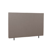 Sileä 160 cm leveä Hilding Original -sängynpääty korokejaloilla hiekanvärisenä.