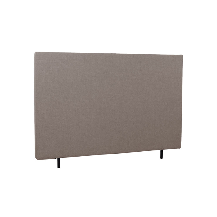 Sileä 160 cm leveä Hilding Original -sängynpääty korokejaloilla hiekanvärisenä.