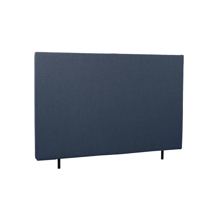Sileä 160 cm leveä Hilding Original -sängynpääty korokejaloilla sinisenä.